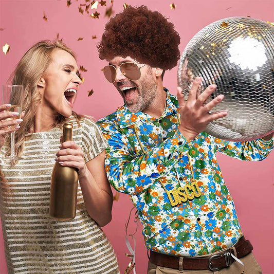 Déguisement homme vintage disco inspiré des années 60 et 70, comprenant costume coloré et accessoires stylés pour une fête retro.