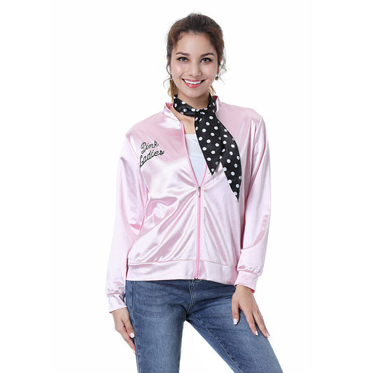 Déguisement femme années 50 avec veste Pink Ladies, style vintage chic inspiré du film Grease, parfait pour les soirées à thème.