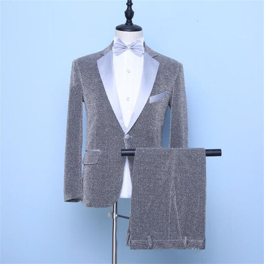 Costume disco argenté pour homme, style années 70, comprenant veste et pantalon scintillants, parfait pour des soirées dansantes.