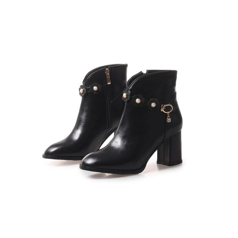 Bottines noires en cuir élégantes pour femme, ornées de perles, style années 80, édition Glamour Chic, parfaites pour un look rétro.