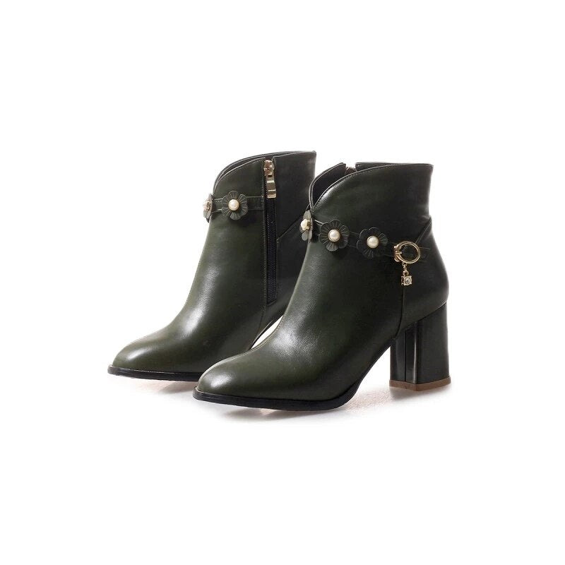 Bottines noires en cuir avec perles femme années 80 – Édition Glamour Chic.