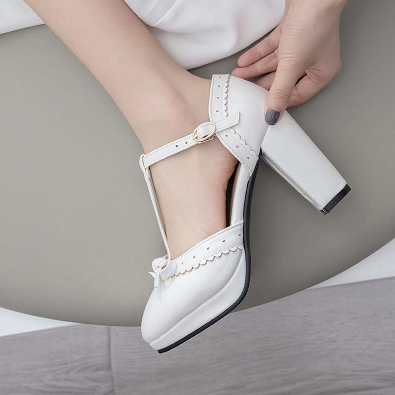 Chaussures Blanches Pin-Up Années 70 – Édition Vintage Chic.