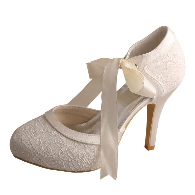 Chaussures de mariée vintage des années 70, style glamour, blanches avec des détails raffinés, parfaites pour une tenue nuptiale élégante.