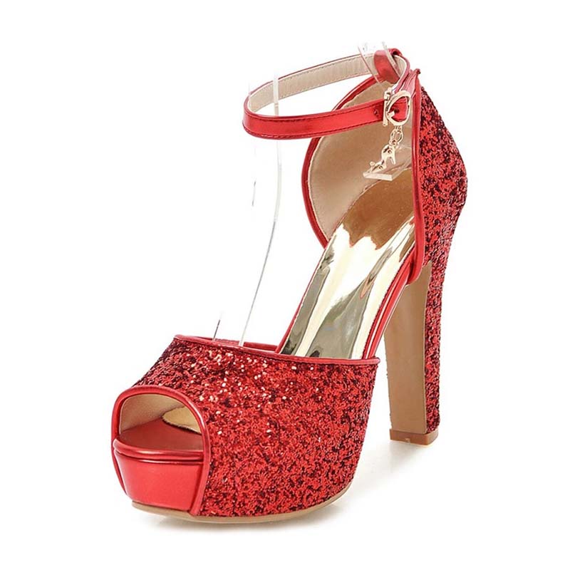 Chaussures rouges à paillettes des années 70, style glamour et rétro, parfaites pour des occasions spéciales et des soirées élégantes.