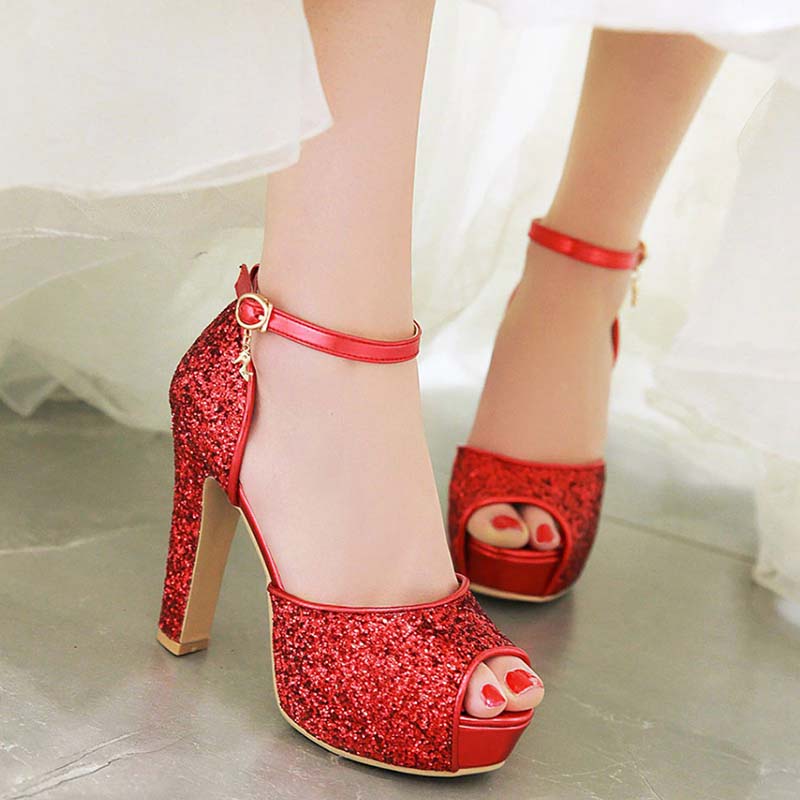 Chaussures Années 70 Rouges à Paillettes – Édition Glamour Shine.