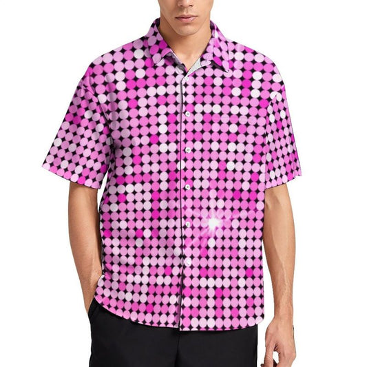 Chemise disco rose des années 70, style rétro glam, avec motifs vibrants et coupe ajustée, parfaite pour les soirées vintage.