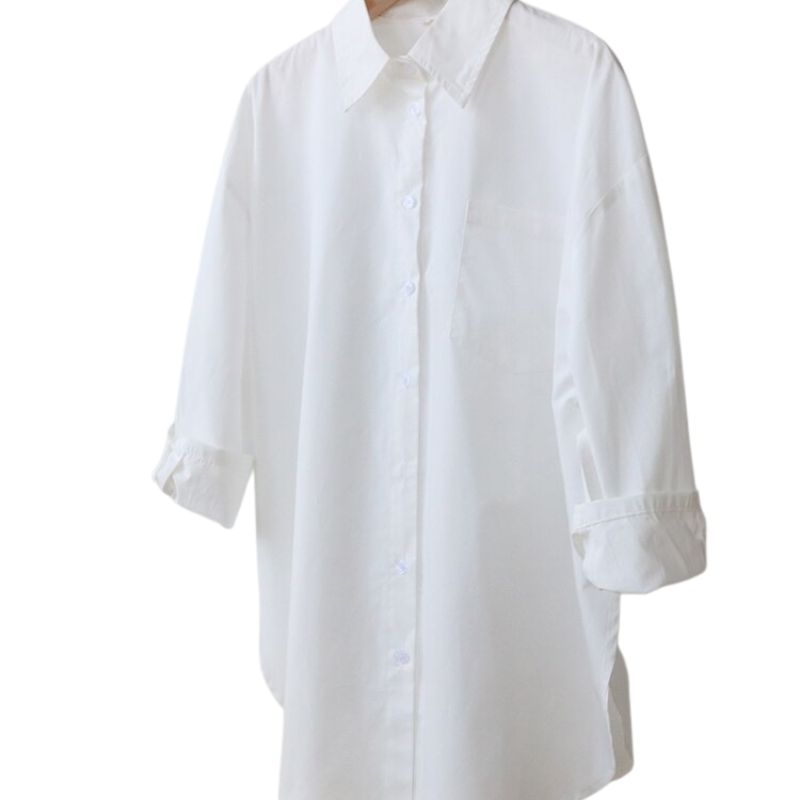 Chemise vintage des années 70 au style rétro chic, avec un motif coloré et des boutons emblématiques, parfaite pour les amateurs de mode.