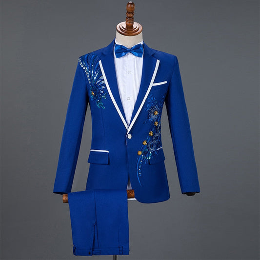 Costume mariage disco années 70 avec motifs dorés, veste emblématique et pantalon évasé pour une ambiance festive rétro.