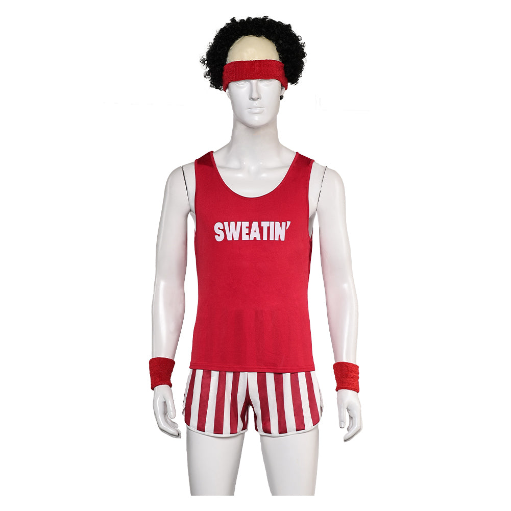 Déguisement homme années 80 inspiré par Richard Simmons, tenue de sport rouge, style aérobie avec bandeau et short courts.