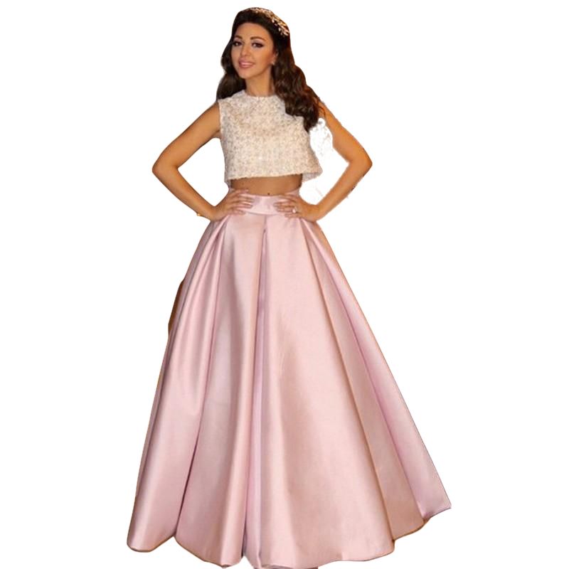 Jupe longue en satin rose, style vintage des années 70, élégante et glamour, parfaite pour des occasions spéciales et des sorties.