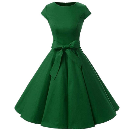 Robe vintage verte des années 70, au style élégant avec motifs floraux, parfaite pour une soirée rétro ou un événement spécial.